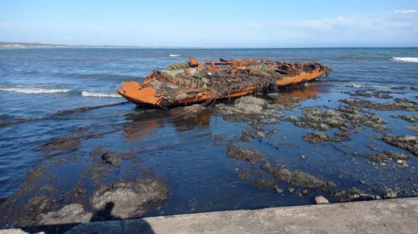В Сахалинской области начали подъем затонувших судов