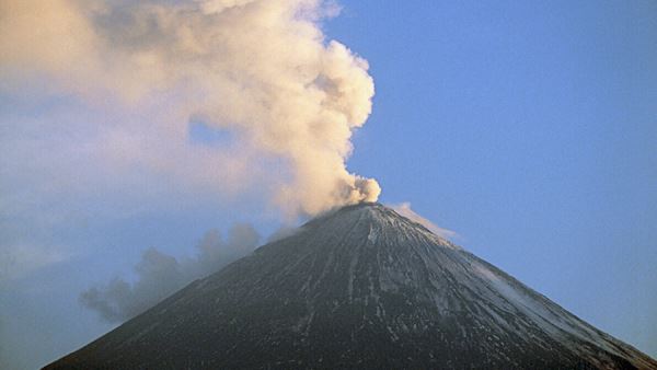 Извержение вулкана Ключевская сопка началось на Камчатке