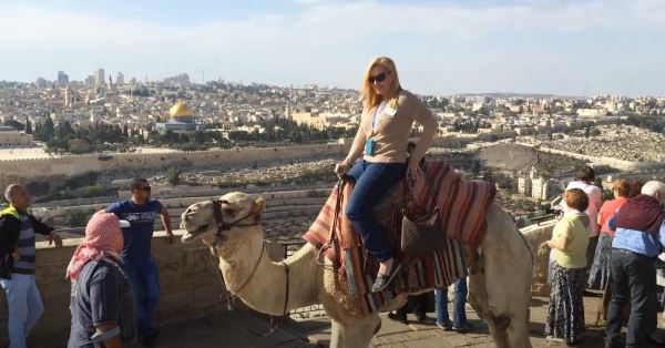 В Иерусалиме верблюд подбежал к экскурсионной группе и покусал туристку