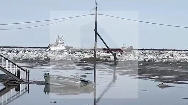 В якутском селе Усть-Янск наводнение унесло баржу<br />
